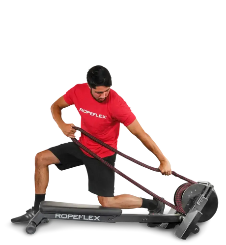 Ropeflex RX2200 Horizontal-Seiltrainer: Mann zieht das Seil im Halbknien mit beiden Händen