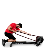 Ropeflex RX2200 Horizontal-Seiltrainer: Mann zieht das Seil kniend, weit nach vorn gestreckt