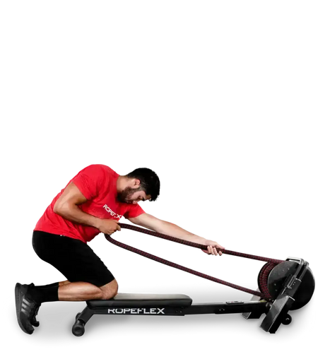 Ropeflex RX2200 Horizontal-Seiltrainer: Mann zieht das Seil kniend, weit nach vorn gestreckt