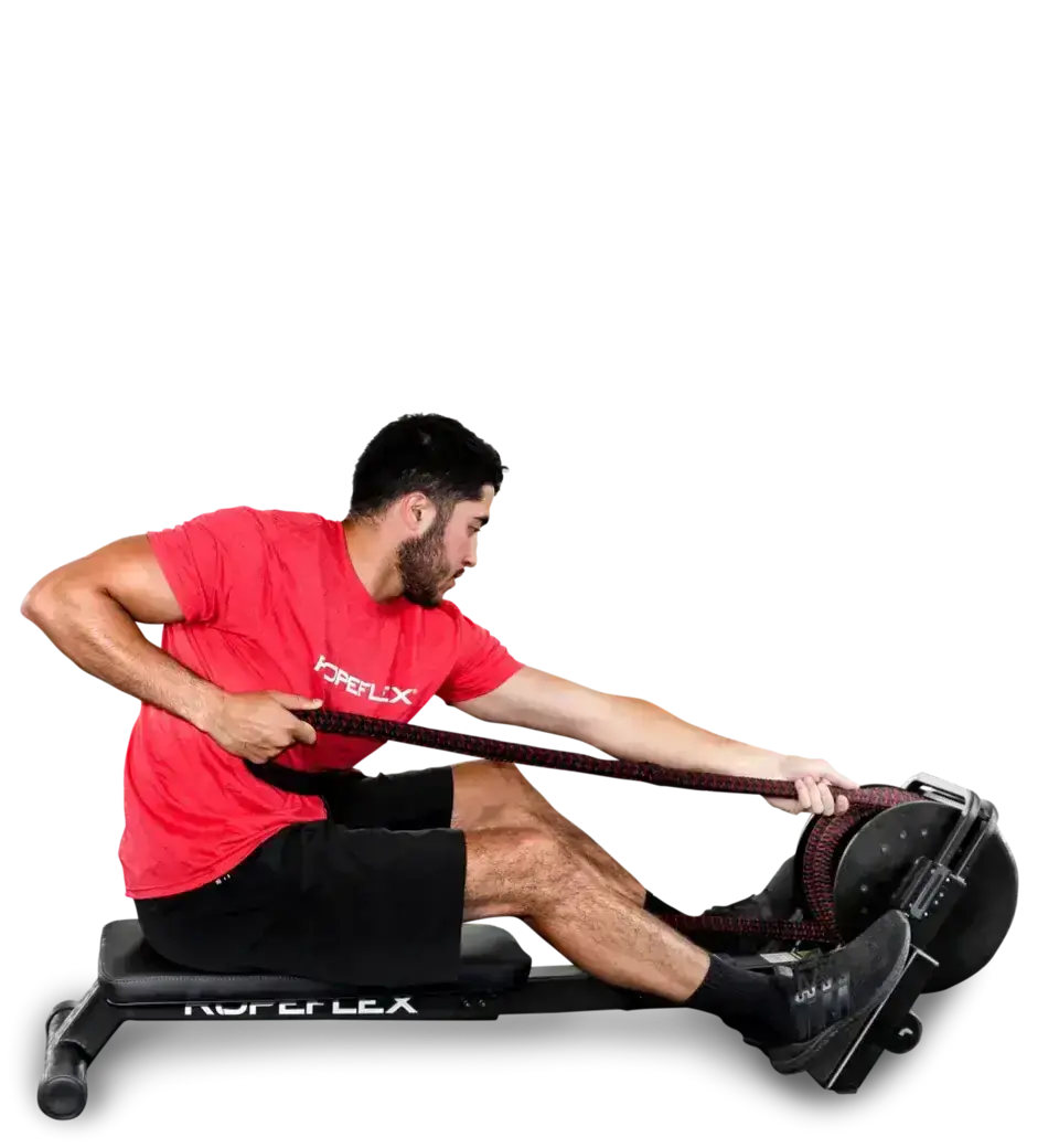 Ropeflex RX2200 Horizontal-Seiltrainer: Mann zieht das Seil im Sitzen auf der Bank
