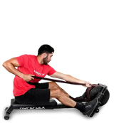 Ropeflex RX2200 Horizontal-Seiltrainer: Mann zieht das Seil im Sitzen auf der Bank