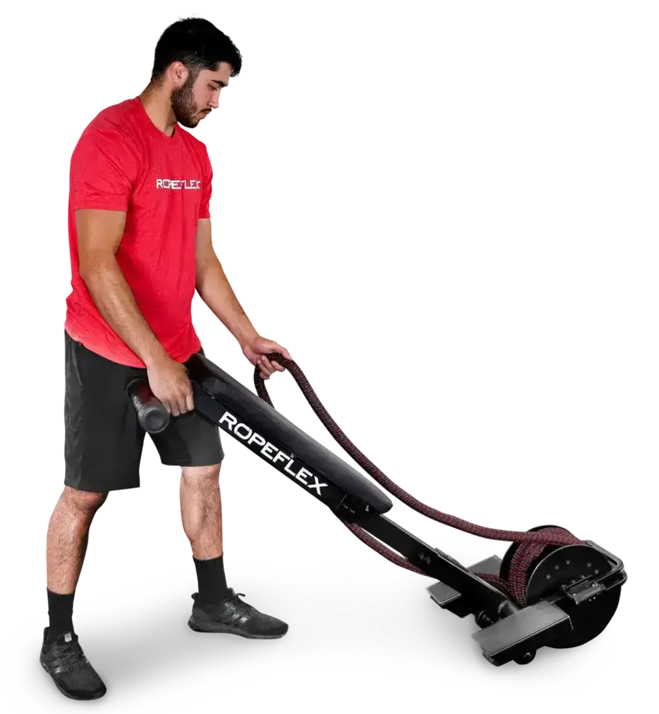Ropeflex RX2200 Horizontal-Seiltrainer: Mann zieht das Seil im Stehen, vorgebeugt