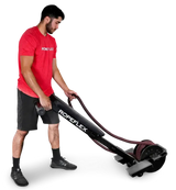 Ropeflex RX2200 Horizontal-Seiltrainer: Mann zieht das Seil im Stehen, vorgebeugt