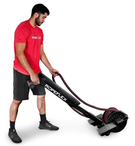 Ropeflex RX2200 Horizontal-Seiltrainer: Mann zieht das Seil im Stehen, vorgebeugt