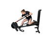 Ropeflex RX2300 Dual-Position-Seiltrainer, Frau beim Seilzug im Sitzen vor schwarzem Hintergrund