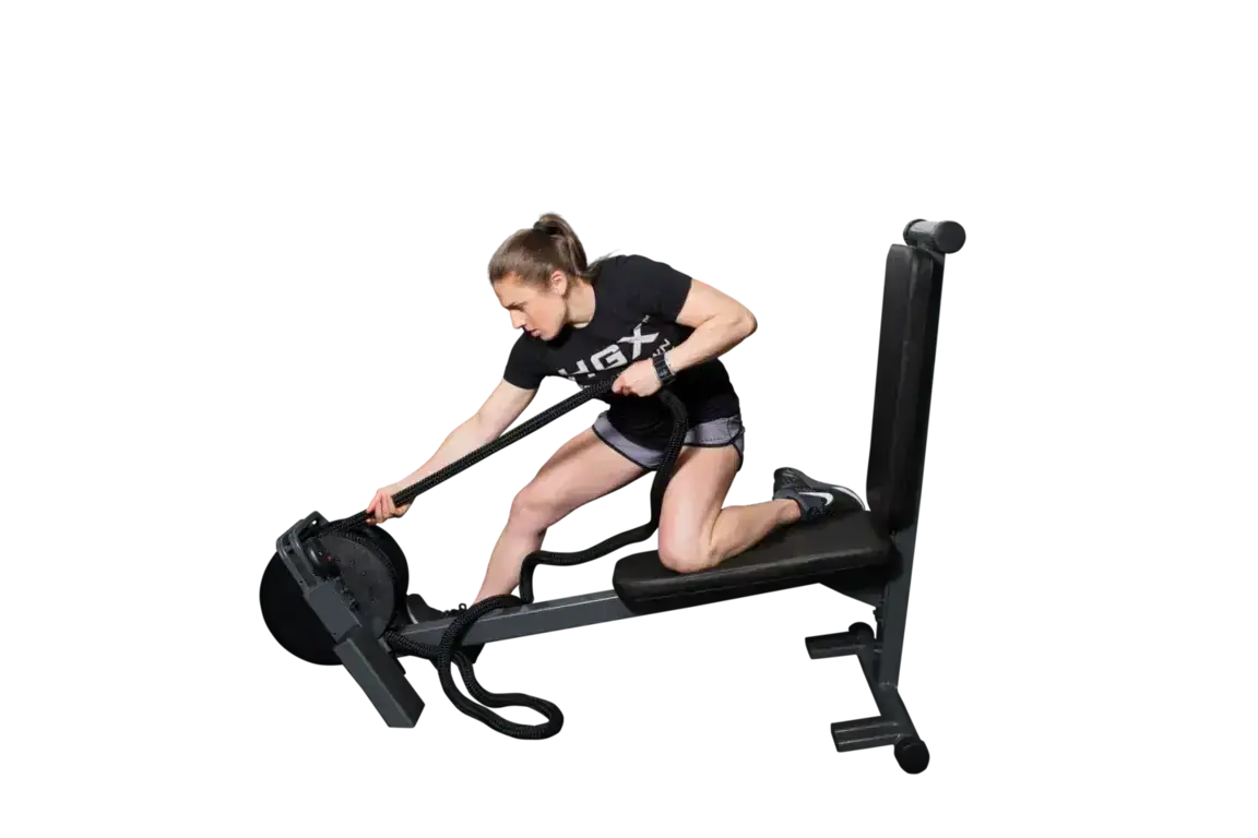 Ropeflex RX2300 Dual-Position-Seiltrainer, Frau beim Seilzug im Sitzen vor schwarzem Hintergrund