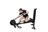 Ropeflex RX2300 Dual-Position-Seiltrainer, Frau beim Seilzug im Sitzen vor schwarzem Hintergrund