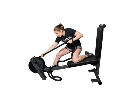Ropeflex RX2300 Dual-Position-Seiltrainer, Frau beim Seilzug im Sitzen vor schwarzem Hintergrund