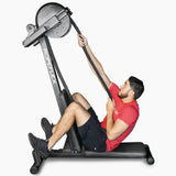 Ropeflex RX2300 Dual-Position-Seiltrainer, Mann im Sitzen greift das Seil über Kopf