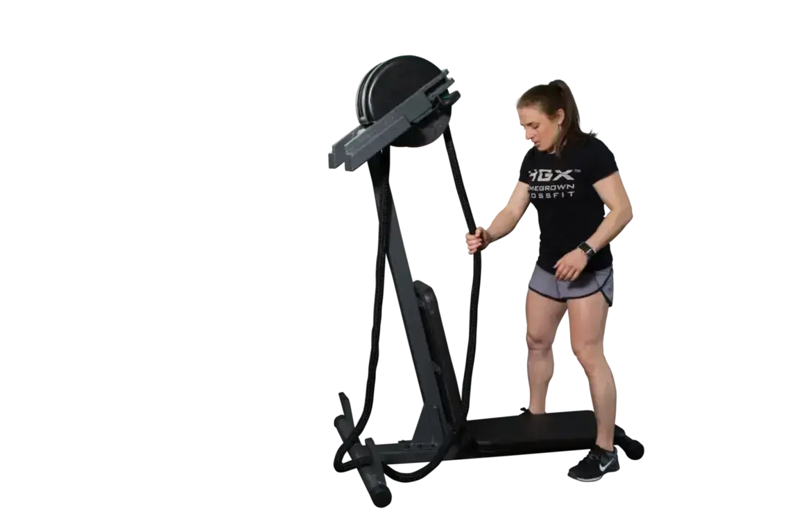 Ropeflex RX2300 Dual-Position-Seiltrainer, Frau steht am Gerät und greift das Seil vor schwarzem Hintergrund