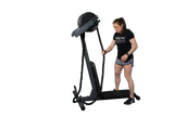Ropeflex RX2300 Dual-Position-Seiltrainer, Frau steht am Gerät und greift das Seil vor schwarzem Hintergrund