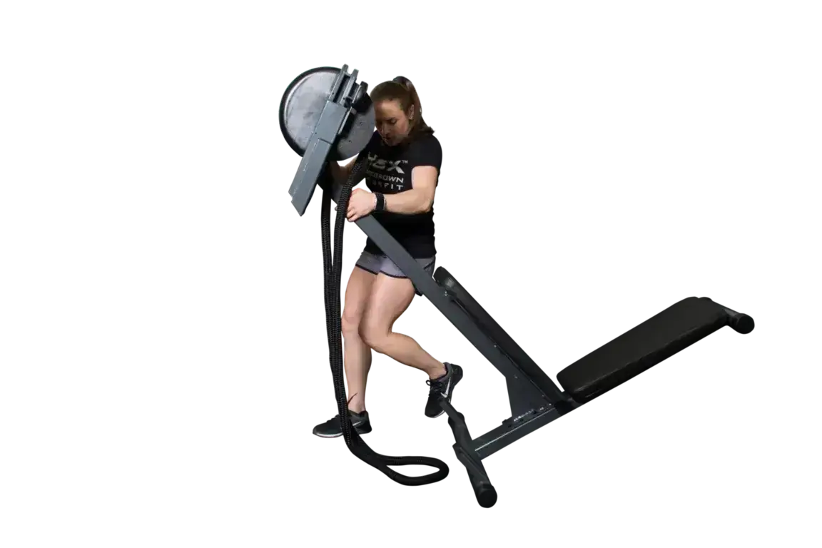 Ropeflex RX2300 Dual-Position-Seiltrainer, Frau beim Seilzug im Stehen, Seitenansicht vor Schwarz