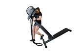 Ropeflex RX2300 Dual-Position-Seiltrainer, Frau beim Seilzug im Stehen, Seitenansicht vor Schwarz