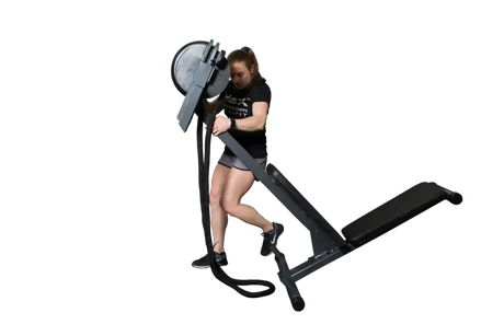Ropeflex RX2300 Dual-Position-Seiltrainer, Frau beim Seilzug im Stehen, Seitenansicht vor Schwarz