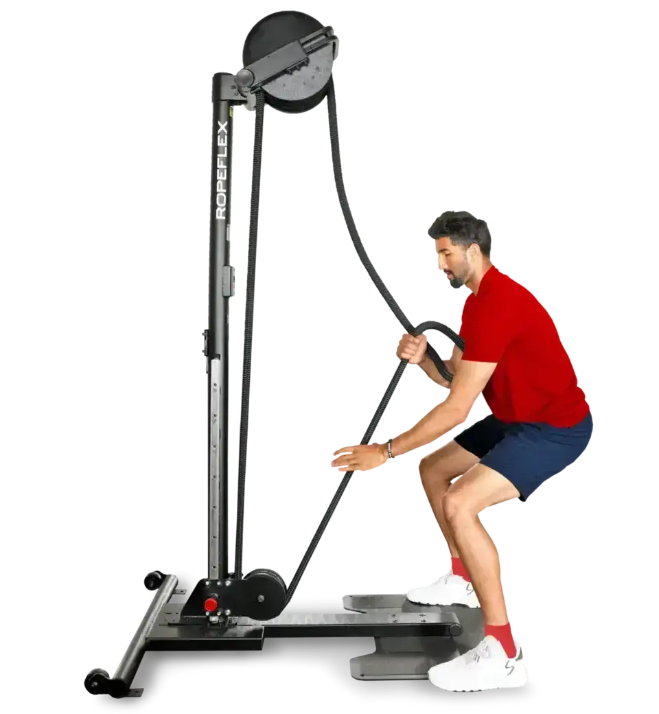 Ropeflex RX2500 Vertikal-Seiltrainer, Mann zieht das Seil in leichter Hocke