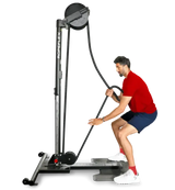 Ropeflex RX2500 Vertikal-Seiltrainer, Mann zieht das Seil in leichter Hocke