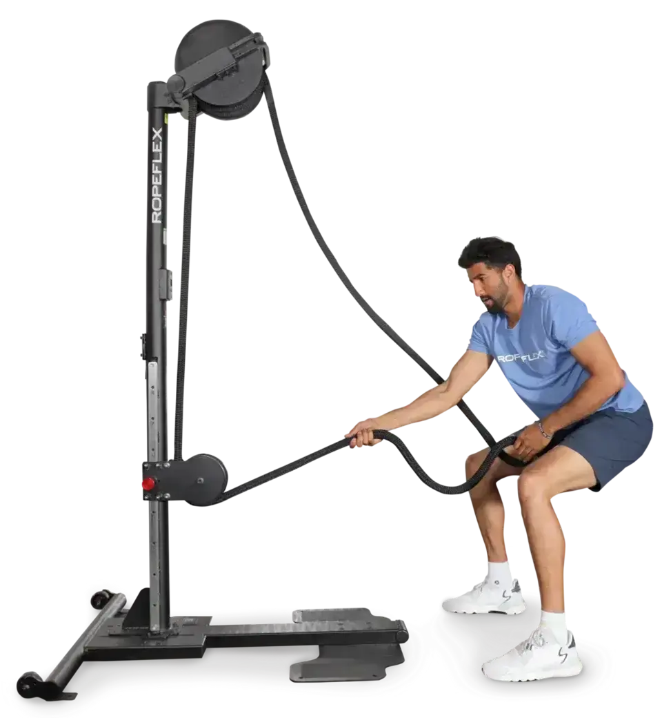 Ropeflex RX2500 Vertikal-Seiltrainer, Mann zieht das Seil in der Kniebeuge