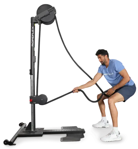 Ropeflex RX2500 Vertikal-Seiltrainer, Mann zieht das Seil in der Kniebeuge