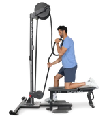 Ropeflex RX2500 Vertikal-Seiltrainer, Mann trainiert kniend auf der Bank