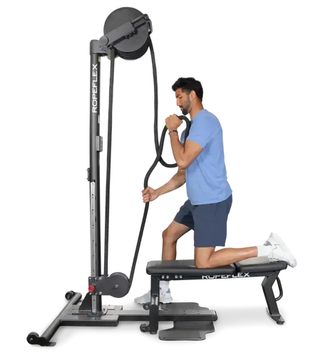 Ropeflex RX2500 Vertikal-Seiltrainer, Mann trainiert kniend auf der Bank