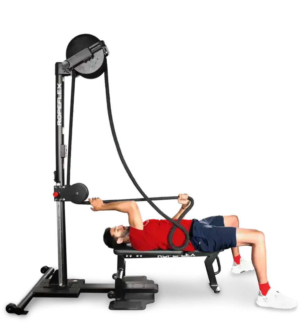 Ropeflex RX2500 Vertikal-Seiltrainer, Mann trainiert liegend auf der Bank