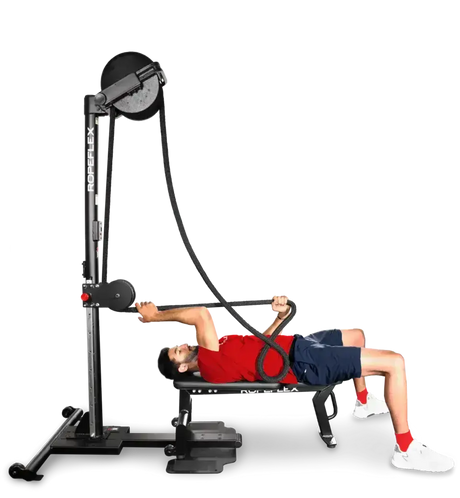 Ropeflex RX2500 Vertikal-Seiltrainer, Mann trainiert liegend auf der Bank