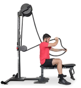 Ropeflex RX2500 Vertikal-Seiltrainer, Mann zieht sitzend das Seil vor der Brust