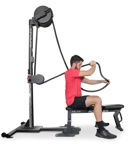 Ropeflex RX2500 Vertikal-Seiltrainer, Mann zieht sitzend das Seil vor der Brust