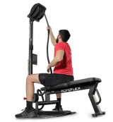 Ropeflex RX2500 Vertikal-Seiltrainer, Mann zieht sitzend über Kopf, Ansicht von der Seite