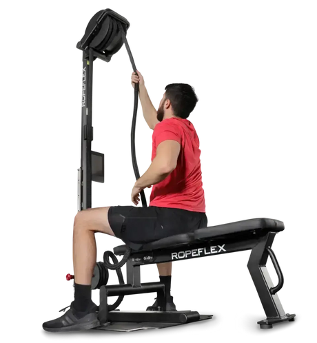 Ropeflex RX2500 Vertikal-Seiltrainer, Mann zieht sitzend über Kopf, Ansicht von der Seite