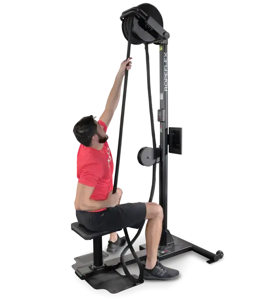 Ropeflex RX2500 Vertikal-Seiltrainer, Mann trainiert sitzend mit Zug über Kopf
