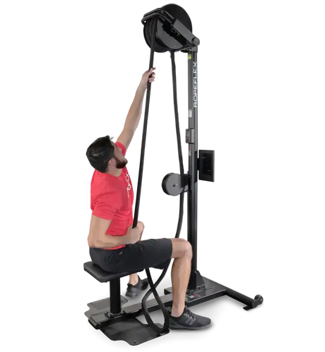 Ropeflex RX2500 Vertikal-Seiltrainer, Mann trainiert sitzend mit Zug über Kopf