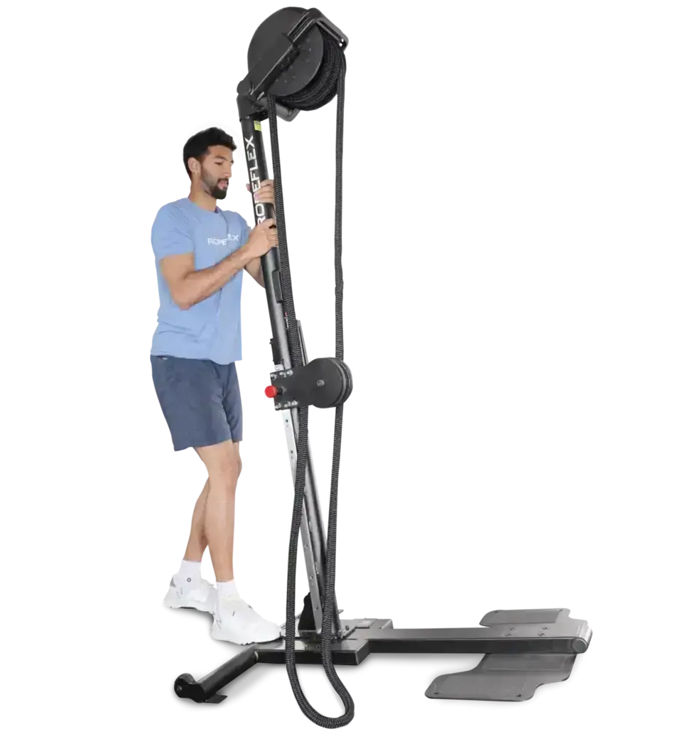 Ropeflex RX2500 Vertikal-Seiltrainer, Mann trainiert stehend auf der Plattform