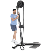 Ropeflex RX2500 Vertikal-Seiltrainer, Mann trainiert stehend auf der Plattform