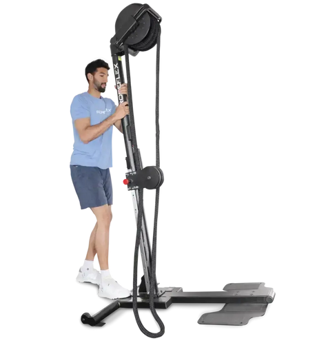 Ropeflex RX2500 Vertikal-Seiltrainer, Mann trainiert stehend auf der Plattform