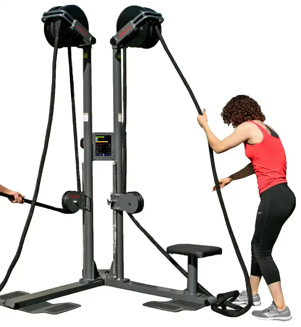 Ropeflex RX2500D Doppelstation, Frau steht neben der Bank und zieht das Seil, Rückansicht