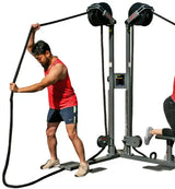 Ropeflex RX2500D Doppelstation, Mann im roten Shirt zieht stehend das Seil von oben nach unten