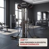 Ropeflex RX2500T Dreifach-Seilstation in einem fertig eingerichteten Studio mit dunklen Wänden und Gummiboden