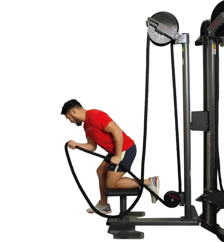 Ropeflex RX2500T Dreifach-Seilstation, Person beim Seiltraining im Knien