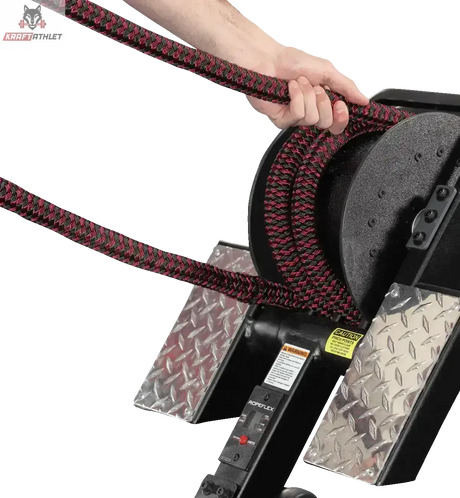 Ropeflex RX3200 Endlosseil-Rudergerät: Detail von Hand, Seil und Trittplatten