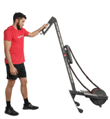 Ropeflex RX3200 Endlosseil-Rudergerät in aufrechter Position, Mann zieht das Seil im Stand