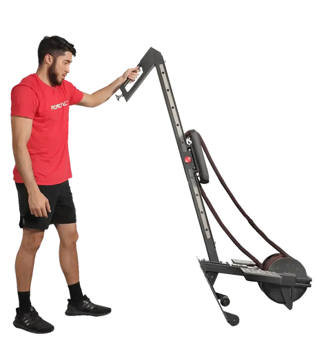 Ropeflex RX3200 Endlosseil-Rudergerät in aufrechter Position, Mann zieht das Seil im Stand