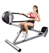 Ropeflex RX3300 Neigungs-Seiltrainer, Frau trainiert im Sitzen mit dem Seil