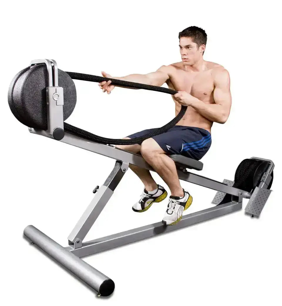 Ropeflex RX3300 Neigungs-Seiltrainer, Mann im Sitzen, Hände am Seil vor der Brust
