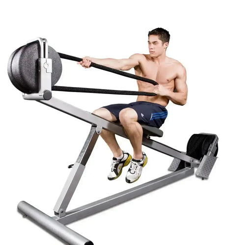 Ropeflex RX3300 Neigungs-Seiltrainer, Mann zieht das Seil mit beiden Händen, Frontansicht