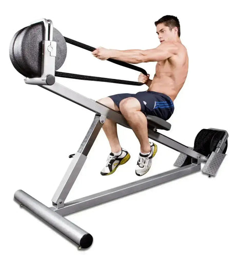 Ropeflex RX3300 Neigungs-Seiltrainer, Mann zieht das Seil im Sitzen, Seitenansicht