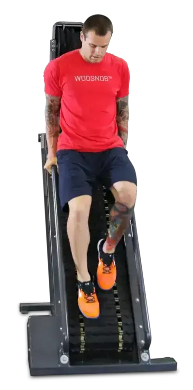 Ropeflex RX4400 Kletter-Seiltrainer, Frontansicht mit Mann auf den Trittstufen vor schwarzem Hintergrund