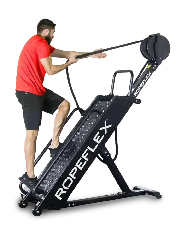 Ropeflex RX4400 Kletter-Seiltrainer im Einsatz: Mann im roten Shirt zieht das Seil, schwarzer Hintergrund