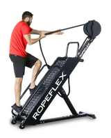 Ropeflex RX4400 Kletter-Seiltrainer im Einsatz: Mann im roten Shirt zieht das Seil, schwarzer Hintergrund