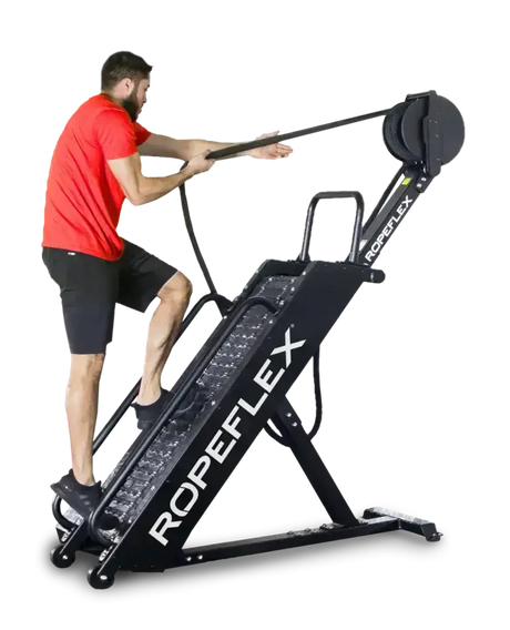 Ropeflex RX4400 Kletter-Seiltrainer im Einsatz: Mann im roten Shirt zieht das Seil, schwarzer Hintergrund